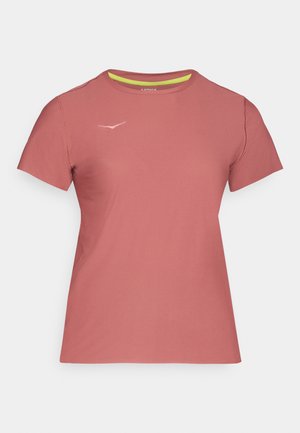 Camiseta de manga corta en tejido suave y ligero. Presenta un color rosa, cuello redondo y un logo sutil en el pecho con cuello en contraste.