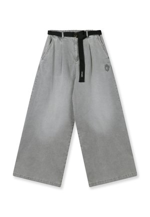 Pantaloni larghi in denim grigio con cintura nera dotata di fibbia circolare e piccolo logo ricamato sul lato anteriore sinistro.