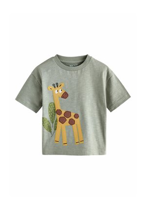 Hellgrünes T-Shirt mit kurzen Ärmeln, das eine bestickte Giraffe mit braunen Flecken und dekorativen Blättern zeigt, aus weichem Baumwollmaterial gefertigt.