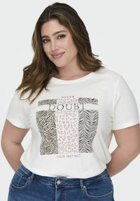 Biała koszulka z graficznym wzorem przedstawiającym zebry i lamparta w kolorach brązowym i różowym. Napis brzmi "NIGDY NIE WĄTPI W SWOJE INSTYNKTY."