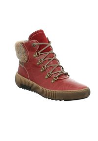 Botas de tobillo de cuero rojo con cuello de pelo sintético, cordones beige y suela de goma con surcos horizontales para mayor tracción.