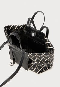 Melnā tirgus soma ar ģeometrisku metāla sudraba rakstu, leather rokturiem un iekšējo kabatu. Strukturēta forma, plaša iekārta.