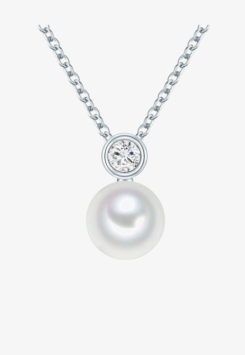 Sølv halskæde med en rund hvid perlevedhæng under en cirkulær diamantdetalje, begge hængende fra en sart kæde.
