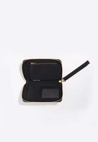 Portafoglio nero con zip e hardware dorato, dotato di più scomparti per carte, una tasca con zip e un cinturino da polso. Texture liscia.
