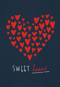 Tessuto blu navy con cuori ricamati in rosso che formano una forma a cuore, testo sottostante con la scritta "SWEET heart" in bianco e rosso.