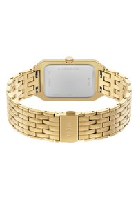 Montre en acier inoxydable doré avec un cadran rectangulaire et un bracelet en maille. Présente une surface texturée et un fermoir avec le logo "Fossil".
