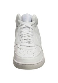 Baskets montantes blanches en cuir texturé, avec un bout perforé, des lacets plats et une semelle en caoutchouc lisse.