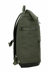 Mochila verde oliva con cierre enrollable, correas ajustables, múltiples bolsillos exteriores, tejido texturizado y base negra reforzada.