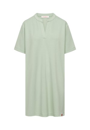 Jasnozielona sukienka z krótkim rękawem, z kołnierzykiem typu band collar i dekoltem w kształcie litery V, wykonana z miękkiej tkaniny, na białym tle.