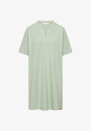 Jasnozielona sukienka z krótkim rękawem, z kołnierzykiem typu band collar i dekoltem w kształcie litery V, wykonana z miękkiej tkaniny, na białym tle.