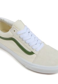 Kreemikangas sneakers valgeda paeltega, rohelise külgriba ja tekstureeritud seemisnahast aktsentidega. Omab valget kummist tallat ja õmmeldud detaile.