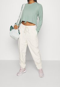 Calvin Klein Performance Pitkähihainen paita - mint