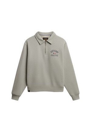 Sudadera de color gris claro con cuello tipo polo, cierre de media cremallera y estampado "Superdry Athletics". Textura suave, corte holgado, puños acanalados.