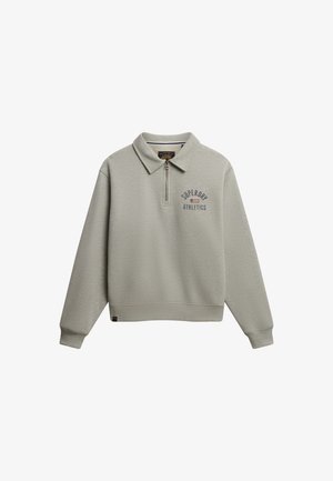 Lichtgrijze pullover sweatshirt met een polokraag, halve ritssluiting en "Superdry Athletics" opdruk. Zachte textuur, normale pasvorm, geribbelde manchetten.