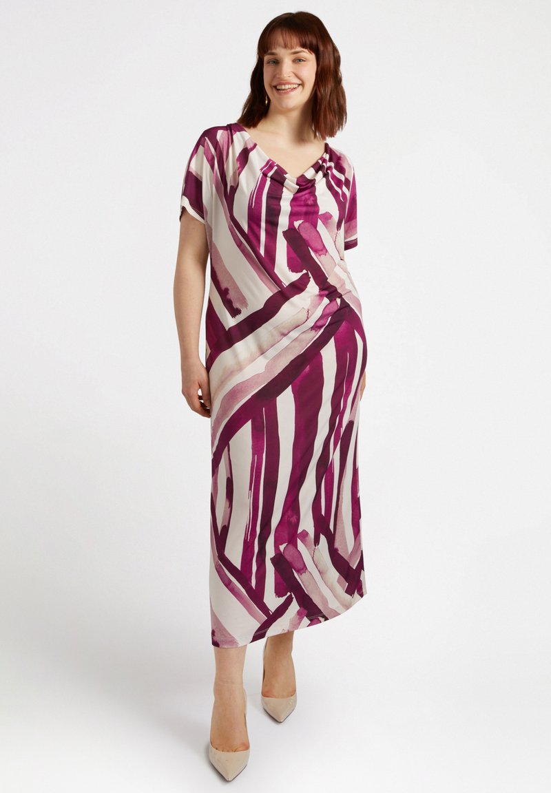 Robe maxi en tissu léger, avec un décolleté en V et des manches courtes, arborant un motif à coups de pinceau rose et blanc. Texture douce.