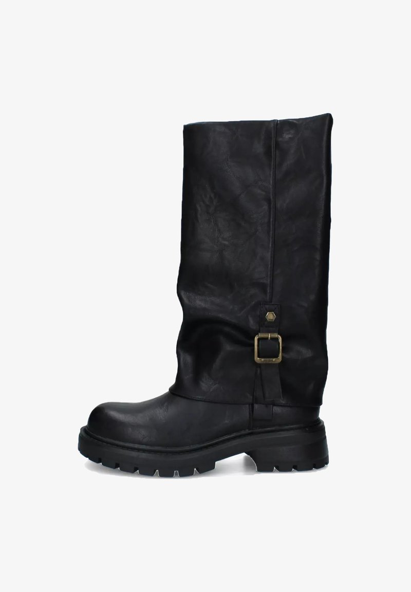 Stivale alto in pelle nera con suola chunky e fibbia decorativa in ottone sul lato, su sfondo bianco.