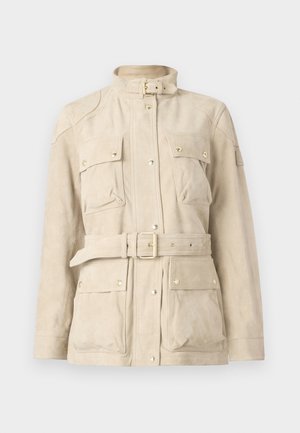 Jachetă bej cu curea, guler înalt, patru buzunare frontale cu clapetă, nasturi aurii cu capse și mâneci lungi, realizată din material moale de piele întoarsă.