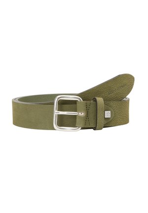 Ceinture en cuir vert olive avec boucle rectangulaire en argent, coutures visibles et petit logo en métal près de la boucle.