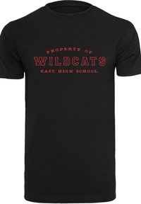 Juodas medvilninis marškinėliai su apvalia apykakle. Centre raudonai užrašyta "SAVYBĖ WILDCATS EAST HIGH SCHOOL." Klasikinis kirpimas, trumpomis rankovėmis.