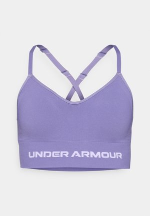 Reggiseno sportivo viola con design a incrocio sulle spalline, realizzato in materiale elastico, con un logo bianco sulla fascia inferiore. Texture liscia.