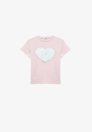 T-shirt di cotone rosa con un design di cuore in paillettes azzurro chiaro al centro. Maniche corte e scollatura rotonda classica.