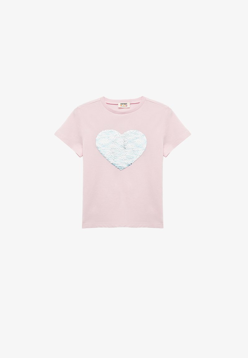 Camiseta de algodón rosa con un diseño de corazón con lentejuelas azul claro en el centro. Mangas cortas y un clásico cuello redondo.