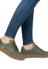 Baskets en suede vert avec un design texturé, accents marron clair et semelles en caoutchouc, dotées d'un système de fermeture à lacets et d'une finition lisse.