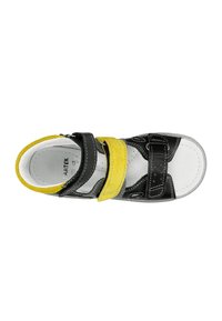 Infradito nere e gialle con due fasce in Velcro, materiali in suede e pelle, fodera interna bianca e suola in gomma color tan.