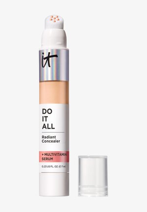 Concealer-Stift mit integriertem Applikator, der beige Produktpunkte zeigt, beschriftet mit "Do It All Radiant Concealer + Multivitamin Serum", mit transparentem Deckel.