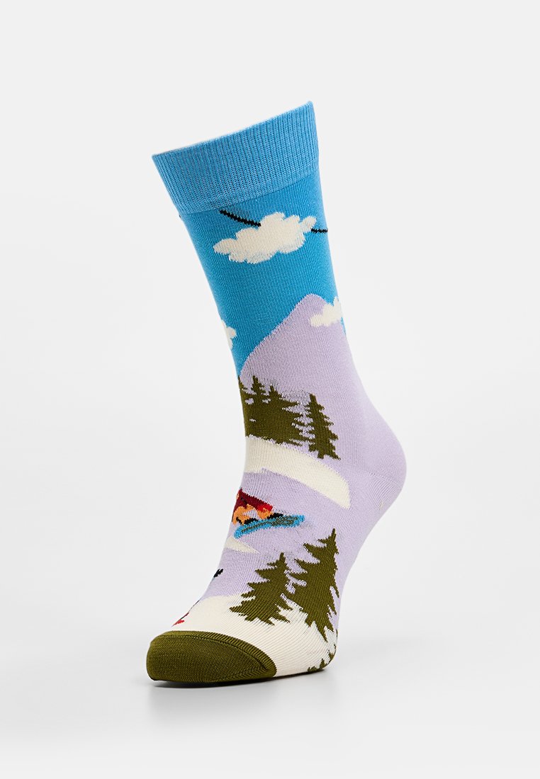 Bunte Kniestrümpfe mit einem blauen Rippenbund, lila Körper mit Berg- und Baummustern sowie einer grünen Spitze und Ferse.