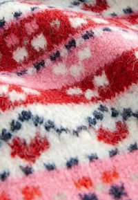 Tessuto di lana in rosso, rosa, bianco e blu marina con un motivo decorativo di cuori e pois, creando un aspetto morbido e strutturato.