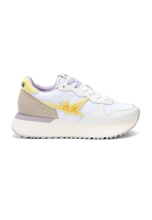 Weißer Sneaker mit dicker Sohle, gelbem Wildleder-Stern-Design, grauen und violetten Akzenten sowie hellvioletten Schnürsenkeln.