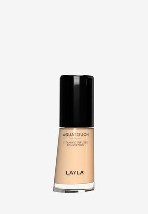 Bouteille de fond de teint liquide beige Layla AquaTouch enrichi en vitamine C avec un bouchon noir sur fond blanc.