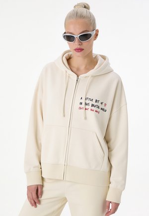 Mira Paris, BRUTAL EMBROIDERY BOXY ZIP UP HOODIE 26 - Sweat zippé - off-white