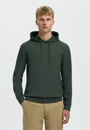 Sudadera verde oscura hecha de tela suave, con capucha con cordón, mangas largas y puños acanalados, de corte relajado.