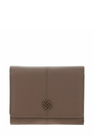 Portefeuille en cuir brun texturé avec des lignes de couture centrales et un petit logo embossé sur le rabat avant.