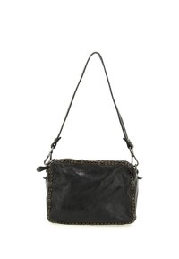 Borsa a tracolla in pelle nera con forma rettangolare, con occhielli metallici lungo i bordi e una tracolla lunga. Texture liscia.