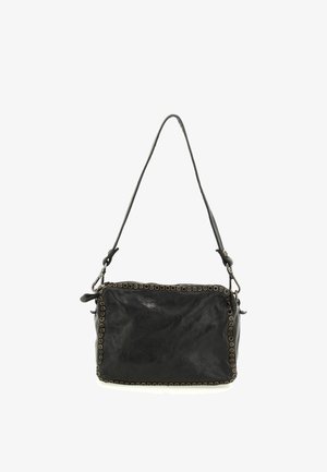 Bolso de mano de cuero negro con forma rectangular, con ojales metálicos a lo largo de los bordes y una correa larga para el hombro. Textura lisa.