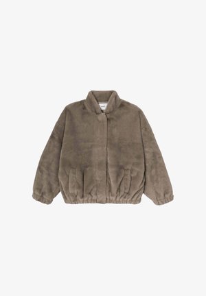 Veste en fausse fourrure marron, douce et pelucheuse, avec un col montant, des poignets élastiqués et deux poches avant ; légèrement courte, avec une texture douce.