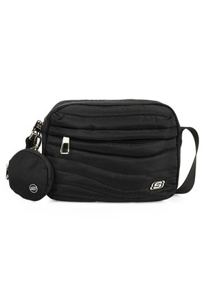 Bolsa cruzada acolchada negra con un diseño de olas texturizado, que presenta un compartimento principal con cremallera y un bolso circular adjuntable. Acentos en hardware plateado.