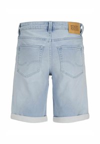 Svetlosivé denimmové šortky s rolled cuffs, obsahujúce dve zadné vrecká a hnedú koženú nášivku s nápisom "JACK & JONES" na opasku.