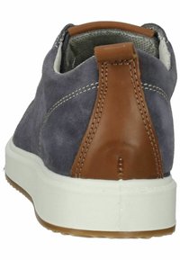 Sneaker in suede grigio con un tallone in pelle marrone, suola in gomma bianca, dettagli di cucitura a contrasto e colletto imbottito.
