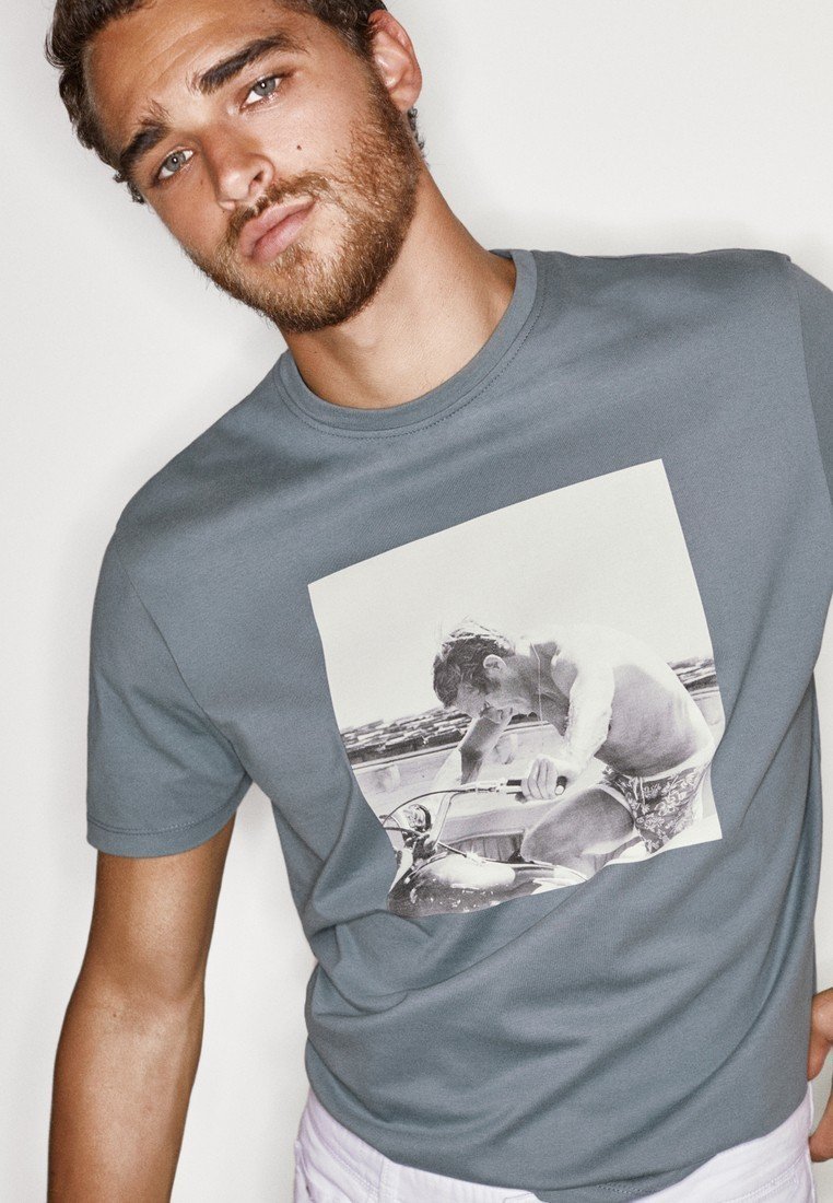 Massimo Dutti MIT FOTO VON STEVE MCQUEEN T shirt print Deze trui met korte mouwen maakt van jou een heuse Steve McQueen