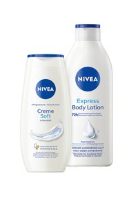 Zwei weiße Nivea-Flaschen mit blauen Kappen: Creme Soft Duschcreme mit Mandelöl und Express Körperlotion für normale bis trockene Haut.