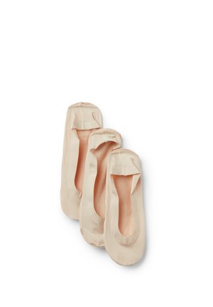 Tři páry béžových ponožek s nízkým střihem, překrývajících se na bílém pozadí.