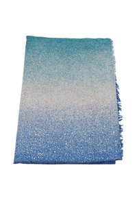 Sciarpa blu a gradiente piegata con delle macchioline argentate e bordi sfilacciati su uno sfondo bianco.