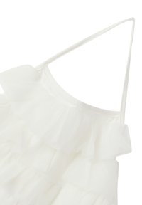 Abito bianco in tulle con strati arricciati, spalline sottili e una texture morbida, che mette in risalto un design leggero e arioso.
