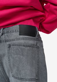 Pegador BARROW - Ohlapne kavbojke - washed anthracite