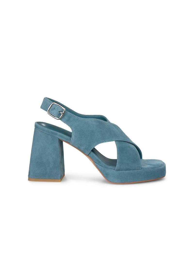 Sandalias de tacón alto de ante en color turquesa con tacón ancho, punta abierta y diseño entrelazado. Correa ajustable en el tobillo con detalle de hebilla plateada.