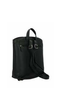 Zaino in pelle nera con texture liscia, manico superiore, spallacci regolabili e due tasche frontali con zip per una maggiore sicurezza nello stoccaggio.